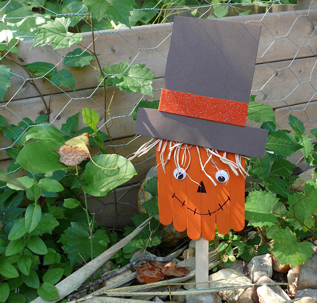 Easy Scarecrow Popsicle Stick Fall Craft - Mommy Snippets